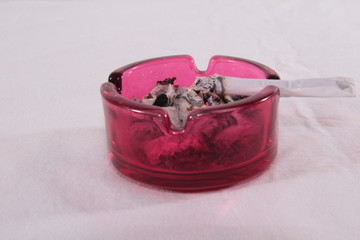 cendrier avec m&eacute;got et cigarette dessus