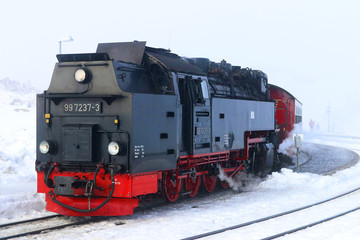 Fototapeta na wymiar locomotive in the snow
