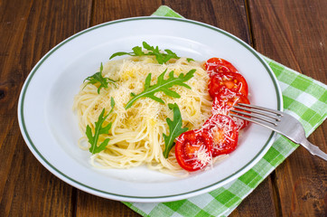 Spaghetti with cheese, tomatoes and arugula