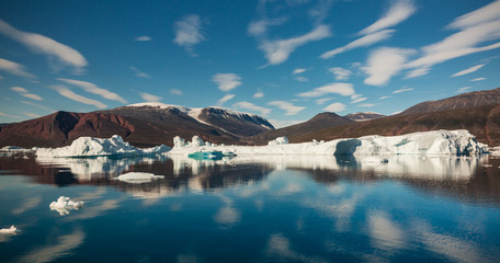 Eisberg vor grönländischen Fjorden © Agata Kadar