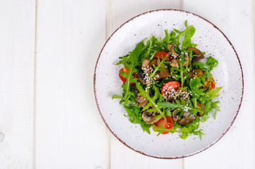 Warm salad with arugula and mushrooms