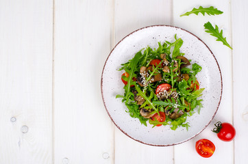 Warm salad with arugula and mushrooms