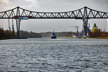 Rendsburger Hochbrücke mit Schiff