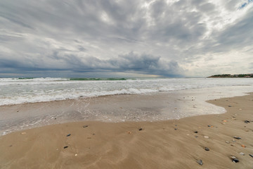 Fototapeta na wymiar View of the sea from the beach under a stormy sky