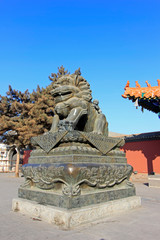 Obraz premium copper lion sculpture in a temple