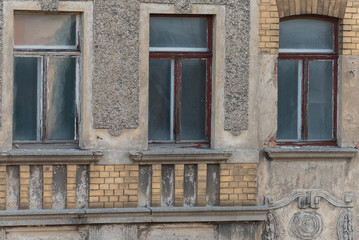 Fototapeta na wymiar Alte sanierungsbedürftige Hausfassade 1