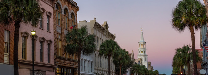 Fototapeta premium Piękny panoramiczny widok na ulice Uban w Downtown Charleston, South Carolina, Stany Zjednoczone. Zrobione podczas intensywnego wschodu słońca.