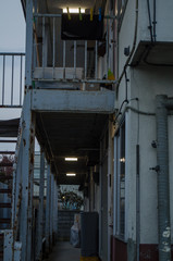 集合住宅の鉄の階段