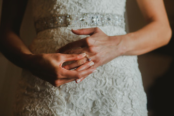 Obraz na płótnie Canvas hands of bride with wedding rings on a wedding day