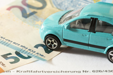Ein Auto, Euro Geldscheine und die KFZ Versicherung