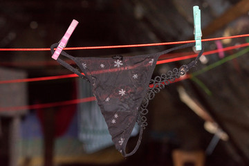 Ein String Tanga an einer Wäscheleine
