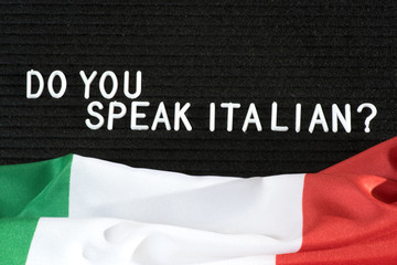 Fototapeta na wymiar Italienische Flagge und Frage Sprechen Sie Italienisch