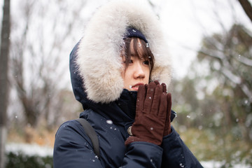 寒がっている女性