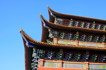 Obraz premium Structure of double-hipped roof building in a temple