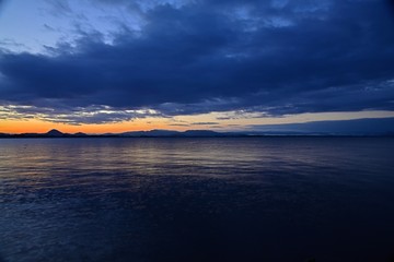 Fototapeta na wymiar 夜明け前の琵琶湖の情景