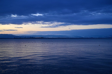 夜明け前の琵琶湖の情景