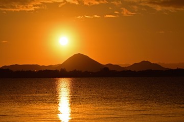 琵琶湖にのぼる朝日