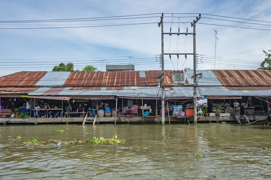 Samutsongkhram/Thailand - 16 September 2107 : Unacquainted Thai people and tourists come to visit Amphawa Floating market in holiday time.Amphawa market is very Famous Floating market in thailand