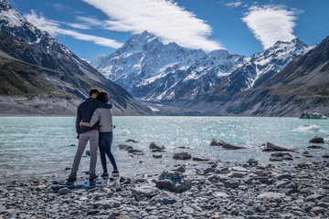 Reisepaar kuscheln umarmt im Aoraki Mount Cook National Park Neuseeland