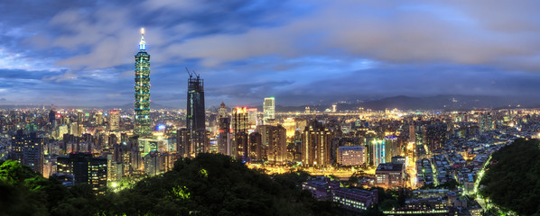 Fototapeta na wymiar A cityscape view of beautiful Taipei, Taiwan. This photograph is taken on elephant mountain.
