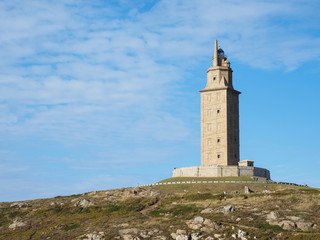 Fototapeta na wymiar Torre de Hécules en La Coruña con cielo azul con nubes altas