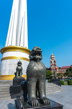 The Mahabandoola park was laid out by the British in 1868. The Independence Monument celebrates the 1948 independence. The obelisk is surrounded by 'Chinthe' (a half-lion, half-dragon deity).