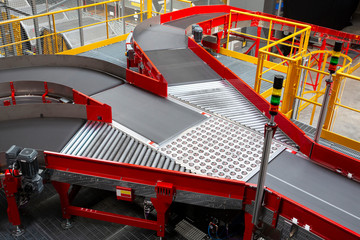Conveyor sorting belt at distribution warehouse