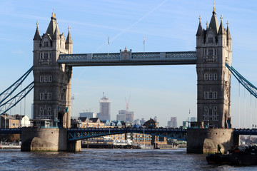 Obraz na płótnie Canvas Le Tower Bridge qui surplombe la Tamise à Londres