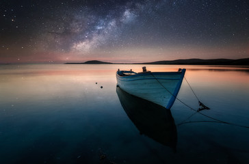 The dreamy cliff, under the Galaxy