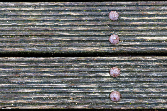 Holzbohlen mit rostigen Nieten