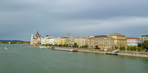 Obraz premium Panorama of the Danube river. View of Budapest. Old buildings of the Hungarian Parliament and medieval temples and buildings.