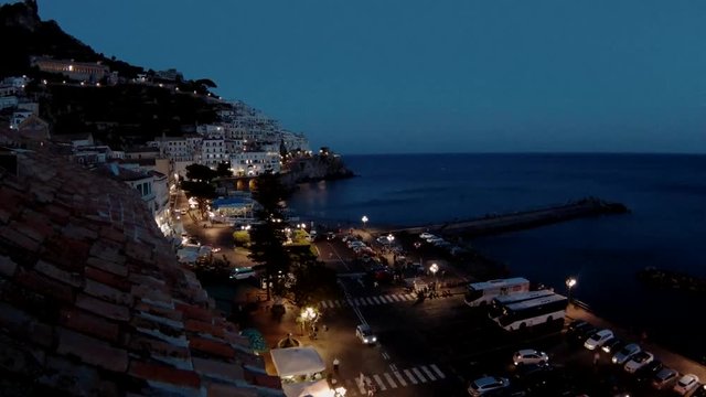 Time lapse della piazza del porto di Amalfi al tramonto