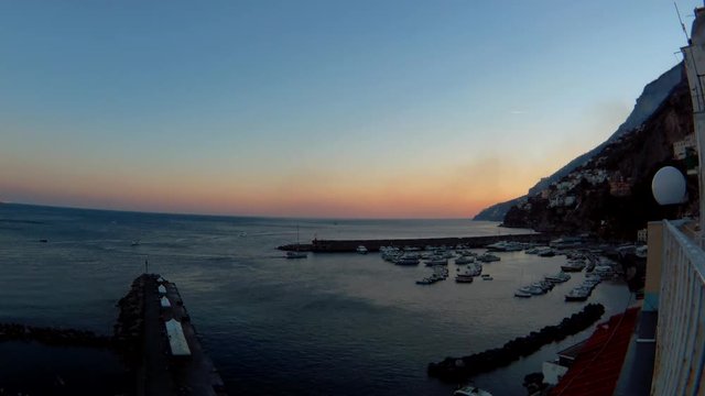 Time lapse del porto di Amalfi al tramonto