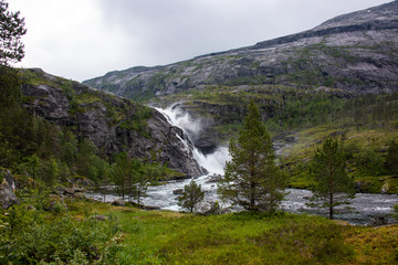 Fototapeta na wymiar Wasserfall Nykkjesøyfossen bei Kinsarvik in Norwegen / Skandinavien