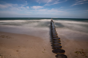 Wellenbrecher an der Küste