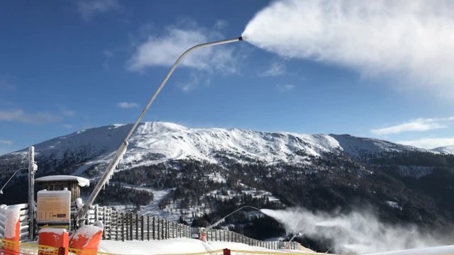 Schneilanze bereitet Kunstschnee