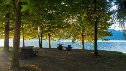 Morgenstimmung am Ufer von Dongo am Comer See, in prächtigen Farben