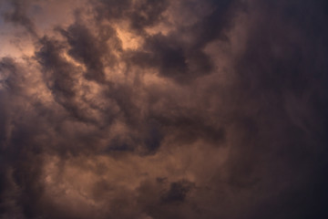 Obraz premium Dramatic stormy clouds with orange hue