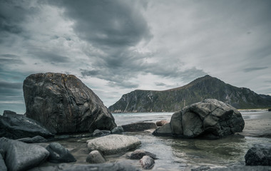 Flakstad Strand Lofoten mit Steinen und Bergen 