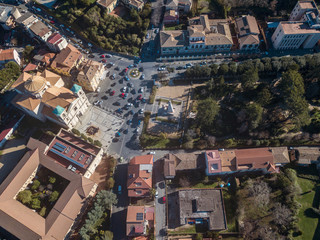 Vista aerea della piazza del duomo di Santa Maria Maggiore o San Leoluca, parco comunale, case e...