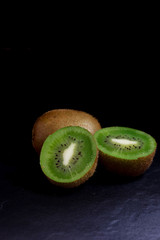Obraz premium Ripe whole kiwi fruit and half kiwi 