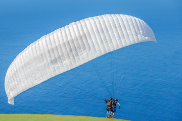 voile blanche de parapente au décollage en tandem