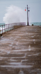 Obraz premium Big Waves Over a Pier