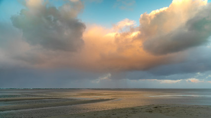 Obraz premium Sea and beach in the sunset.