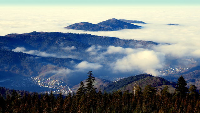 Herrliche Aussicht vom Hohlohturm im Nordschwarzwald mit W&auml;ldern, T&auml;lern und Bergen, die &uuml;ber den Wolken sind.