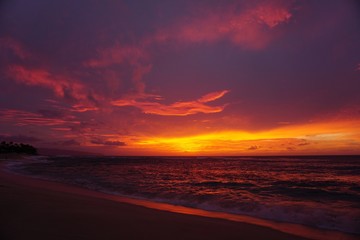 Fototapeta na wymiar Sonnenuntergang / Sunset @ Sunset Beach - O'ahu, Hawaii
