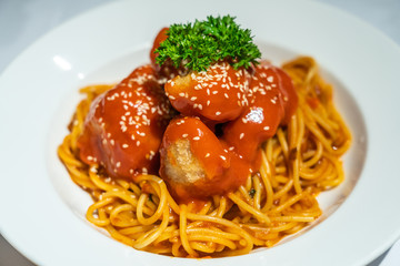 Spaghetti fried chicken cubes with tomato sauce in the