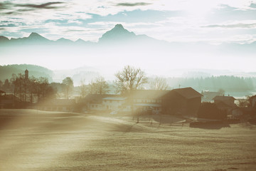 Dorf in den Bergen mit Nebel, Säuling, Allgäuer Alpen