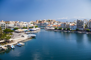 Obraz premium Jezioro w środku miasta Agios Nikolaos. Piękne miasteczko na Krecie w Grecji. Architektura miasta i atrakcje turystyczne.