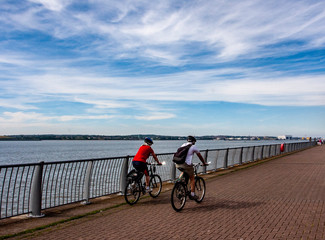 Obraz premium bike ride along riverfront